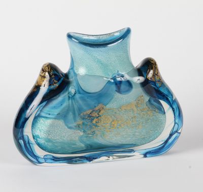 un vase en verre bleu orné d'un motif doré