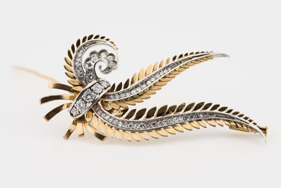 Broche gerbe En or jaune 18 K (750‰) et platine 850‰ sertis …