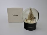 une boule à neige avec un sapin de Noël à l'intérieur