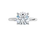 une bague de fiançailles en or blanc 18 carats sertie d'un diamant rond taille brillant