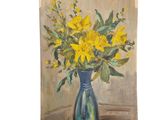 tableau représentant des fleurs jaunes dans un vase bleu posé sur une table