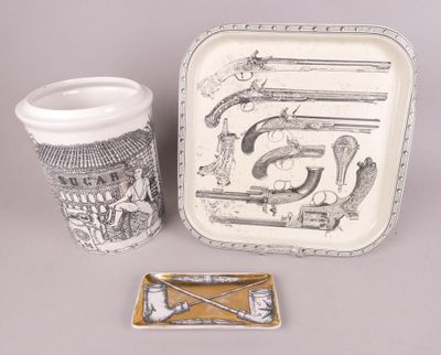 une tasse et un plateau sur lequel est représenté un pistolet