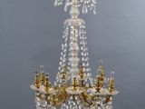 un lustre en verre et en laiton