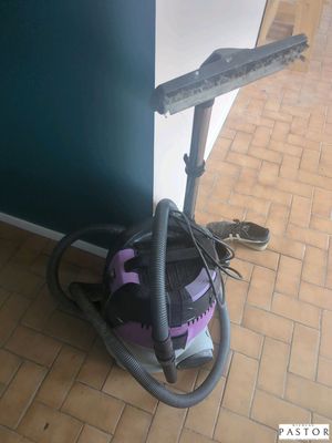 un aspirateur posé sur le sol à côté d'un mur