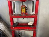 un support rouge sur lequel est posée une bouteille