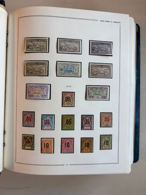 un livre avec un tas de timbres dessus