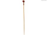 une fleur rouge sur un bâton en bois, sur fond blanc