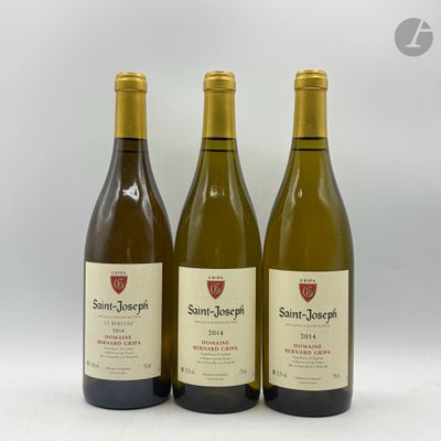 trois bouteilles de vin sont alignées sur une surface blanche