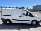 une camionnette blanche garée dans un parking