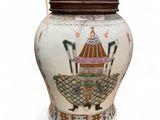 une image représentant un vase blanc avec un couvercle marron sur fond blanc