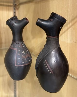 deux vases exposés dans une vitrine