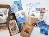 une boîte remplie de cartes postales posée sur une table