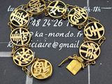 un bracelet en or orné d'inscriptions et de symboles chinois