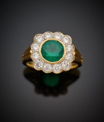 une bague à grappes d'émeraudes et de diamants