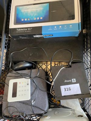 Plusieurs appareils électroniques sont empilés les uns sur les autres dans un panier