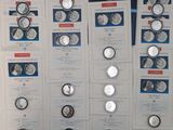 toutes ces pièces accrochées au mur