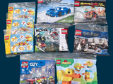 un tas de legos posés sur une table