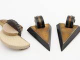 trois morceaux de bois et un morceau de bois sur lequel est posé un autre morceau de bois
