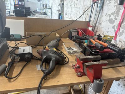 de nombreux outils posés sur un établi, qui se trouvent sur la table