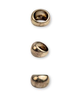 trois tailles différentes de perles métalliques sur un fond blanc