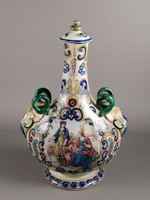un vase avec un tableau posé sur une table