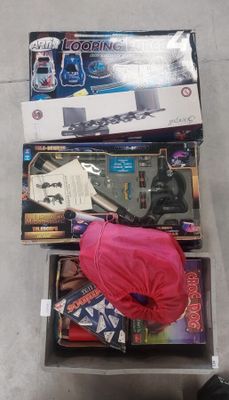 un chapeau rose posé sur une boîte remplie de jouets