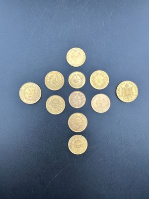 une croix composée de pièces d'or sur un fond noir