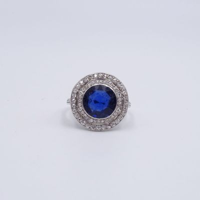 gros plan d'une bague en saphir bleu et diamant sur fond blanc