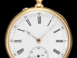 une montre de poche en or avec des chiffres romains sur le cadran