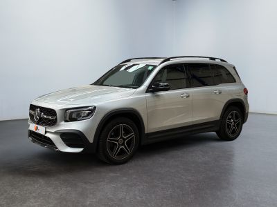 une Mercedes GLE blanche garée dans une pièce blanche