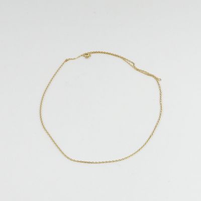 un bracelet en chaîne d'or orné d'un petit cœur