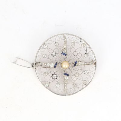 broche en argent sterling ornée de pierres bleues et blanches sur fond blanc