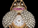 une image représentant une horloge en or et en argent, ornée de pierres roses et blanches