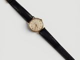 gros plan d'une montre sur une surface blanche
