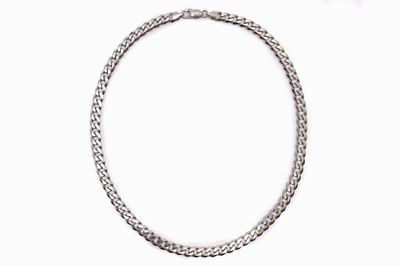 collier à chaîne en argent avec un fermoir, sur fond blanc