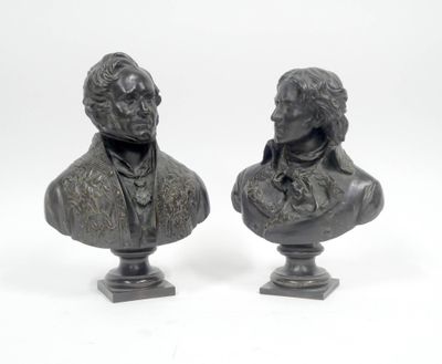 une paire de bustes en bronze représentant deux hommes, l'un en costume et l'autre en cravate