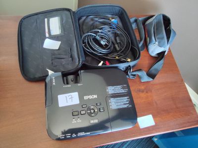 une valise posée sur une table