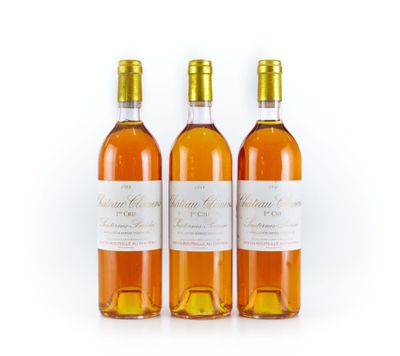 trois bouteilles de vin posées les unes à côté des autres sur une surface blanche