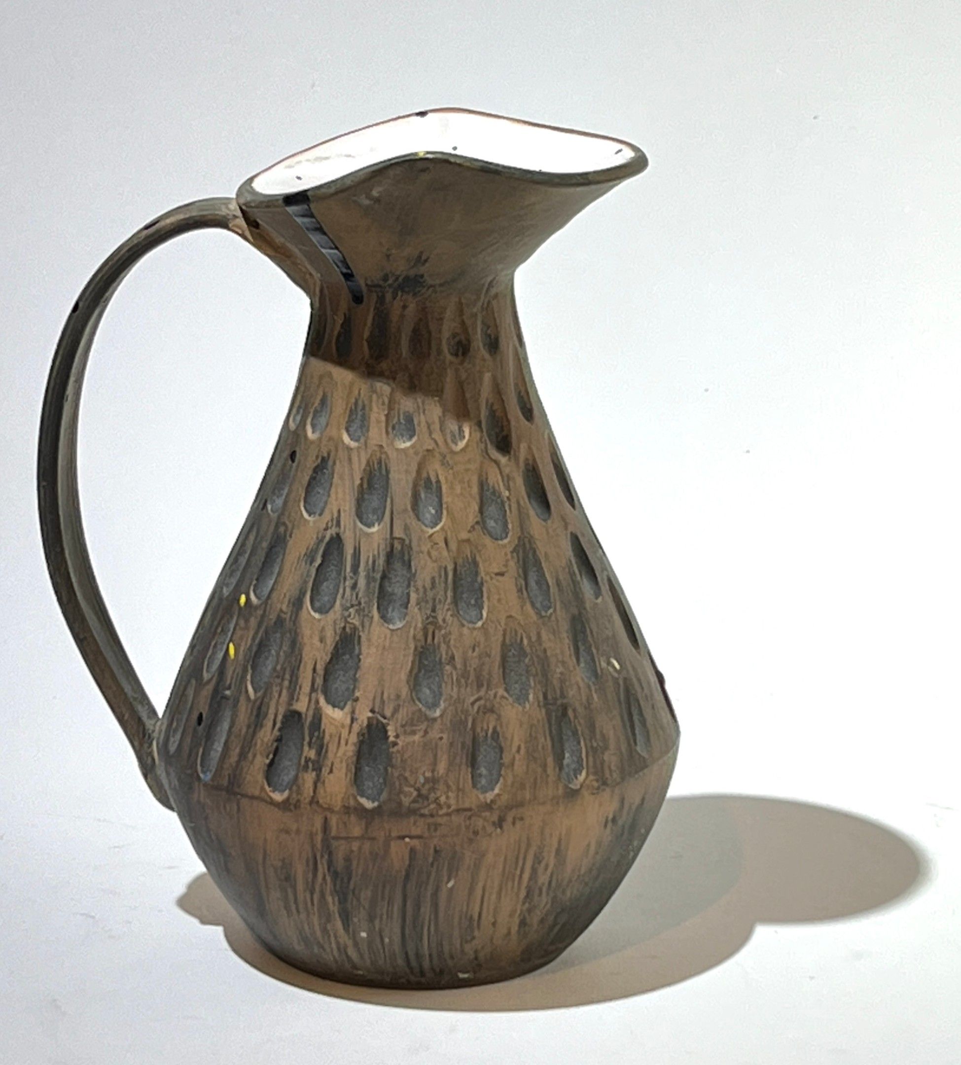 Fabrique ROMACREA. Pichet en terre cuite émaillé brun et blanc. Signé du tampon sous la base. Italie, vers 1950-60. H...