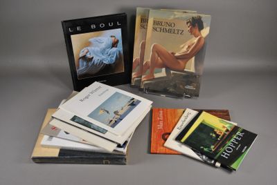 plusieurs livres sont empilés sur une table