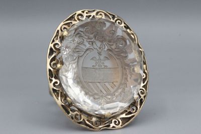 Bague en or ornée d’une intaille sur verre gravée d’armoirie…