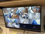 un écran fixé au mur, avec une pile de papiers à côté