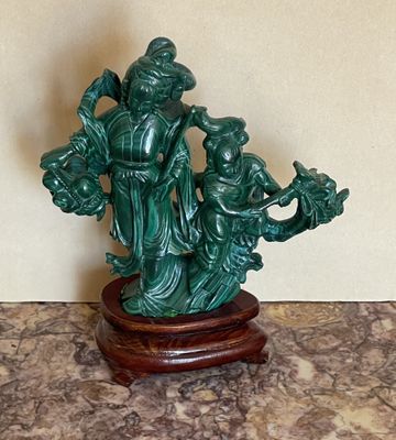 une figurine représentant un homme et une femme posée sur une table
