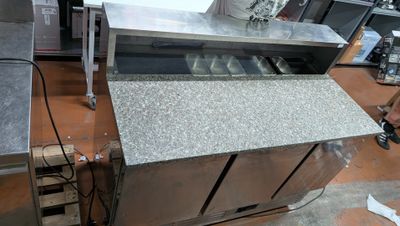 une photo d'une cuisine professionnelle avec un plan de travail