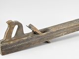 une vieille raboteuse avec un manche en bois sur fond blanc