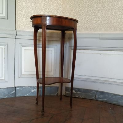 une table en bois avec une étagère dans une pièce