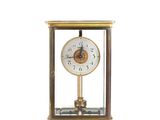 une horloge posée sur une table