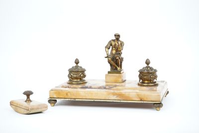 une statue représentant un homme assis sur une table en marbre