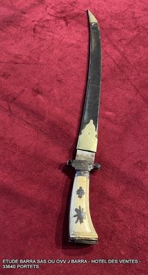 Beau couteau de vénerie, lame légèrement courbe à dos plat e…