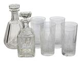 beaucoup de verres et une carafe sur la table